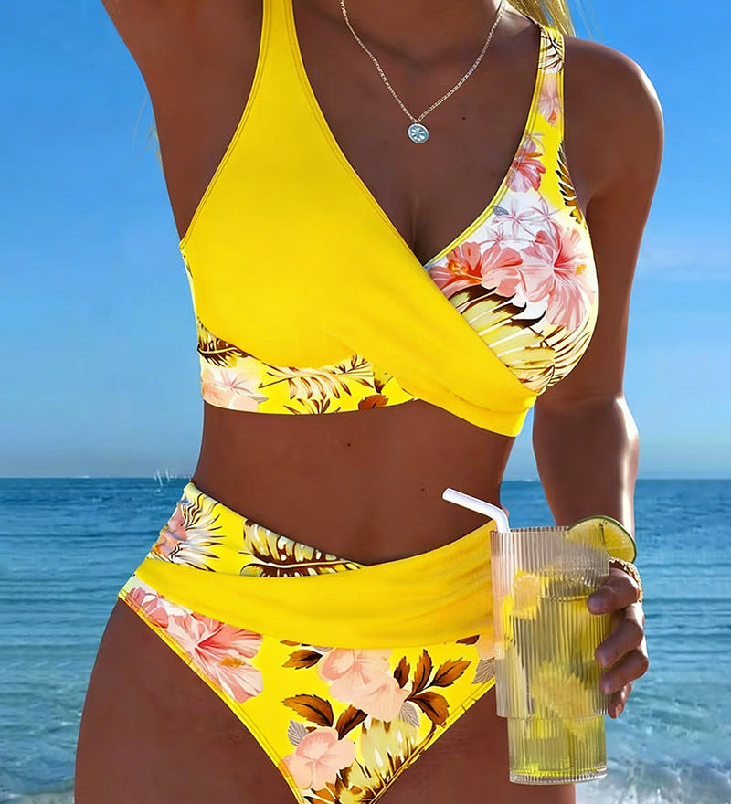 Marie | Bikini mit kontrastierendem Blumenmuster und Schlitz